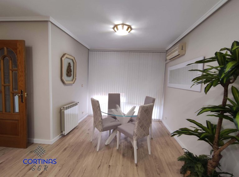 Cortina vertical polyscreen en salón comedor