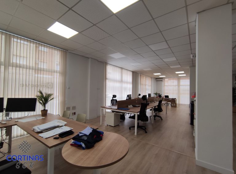 Instalación de cortinas verticales en empresa, Proyecto a medida