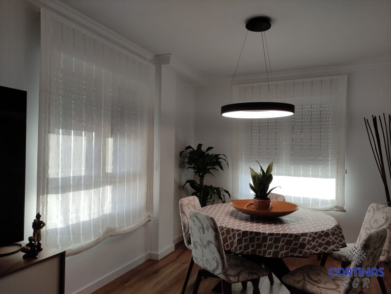 Elegantes Estores paquetto instalados en un salón comedor
