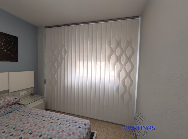 Cortina vertical con lamas de ondas