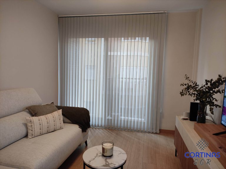 Cortina vertical screen 89 mm en salón comedor