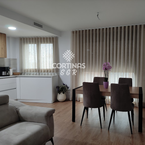cortinas-instaladas-salon-abierto-1